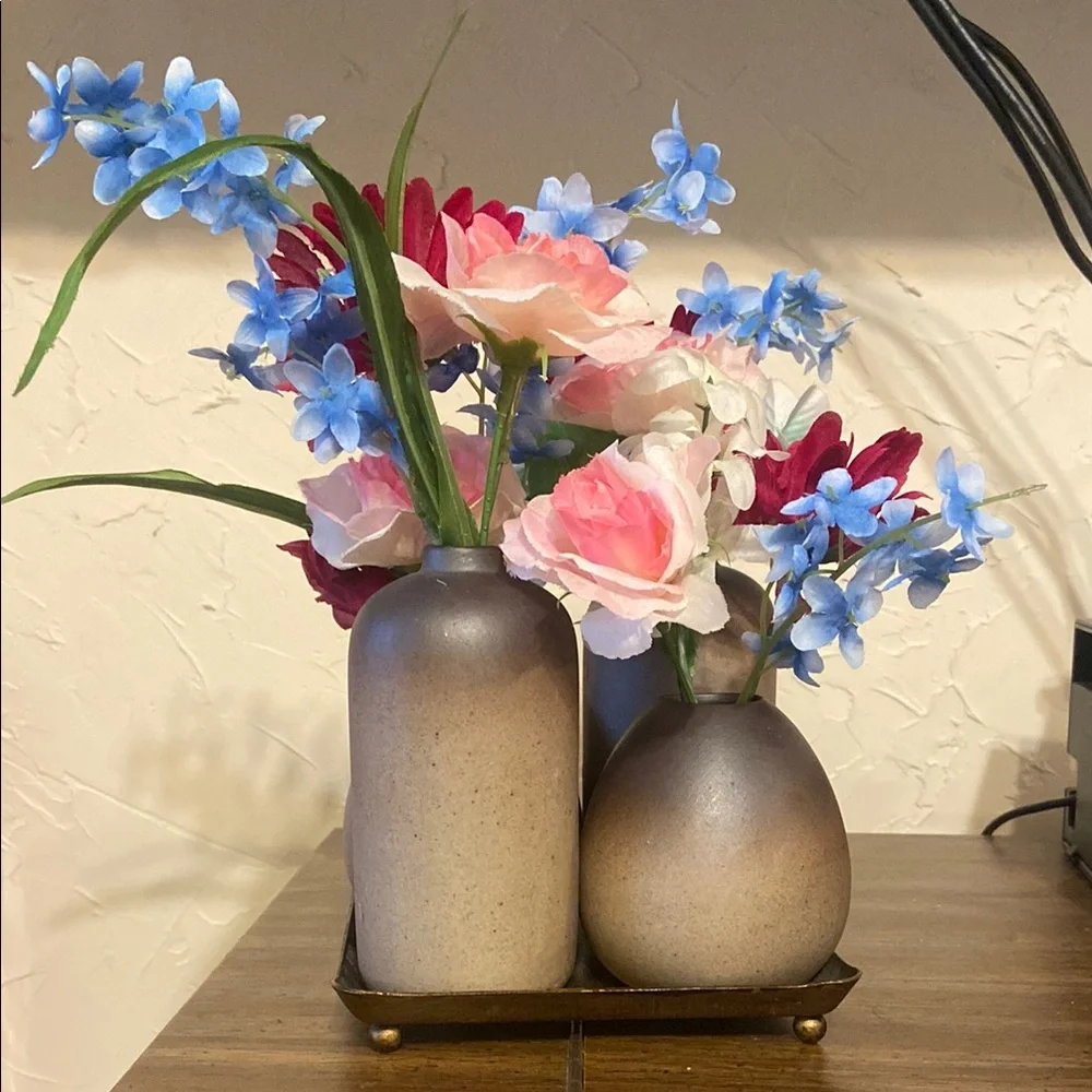Elegant Ceramic Vase Set with Flowers